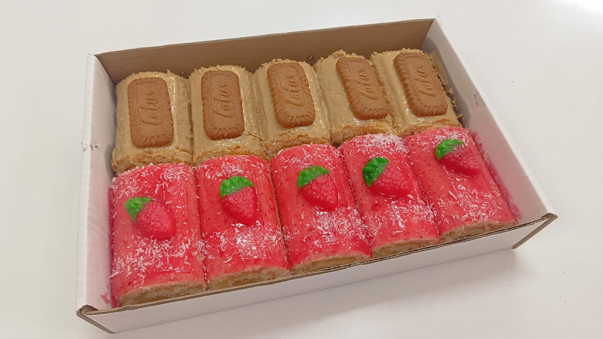 Rollitos de Fresa y Lotus, caja de 10 und. (20689) - Imagen 2